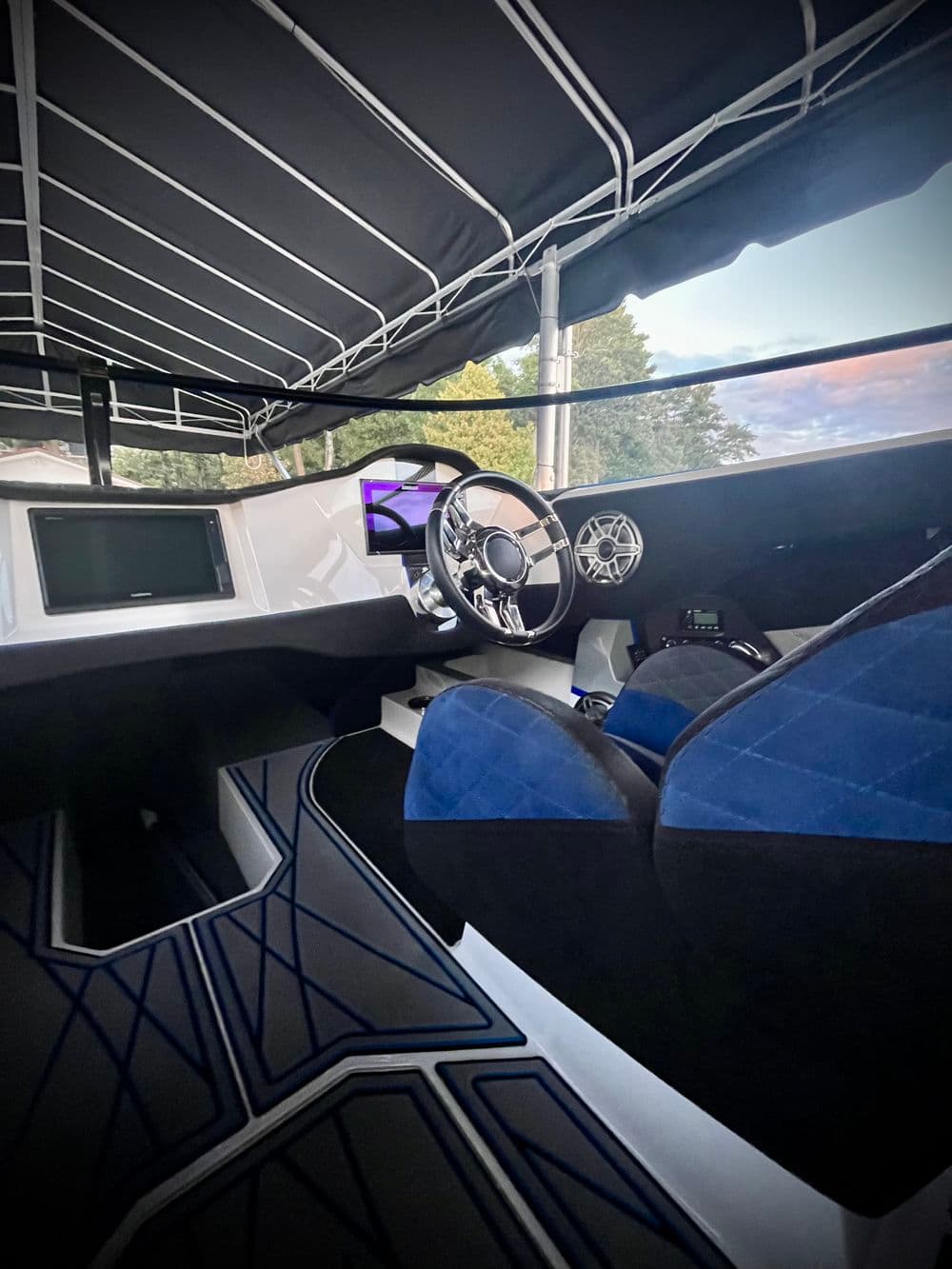 Gallery photos for Cruising in Style with the DCB M28 Power Boat: Image #1